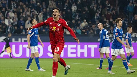 Die Leipziger um André Silva (M.) fertigten Schalke ab.