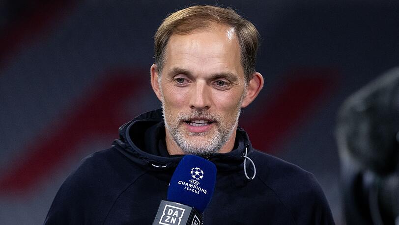Trainer Thomas Tuchel von München steht nach dem Spiel im Stadion.