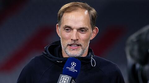 Trainer Thomas Tuchel von München steht nach dem Spiel im Stadion.