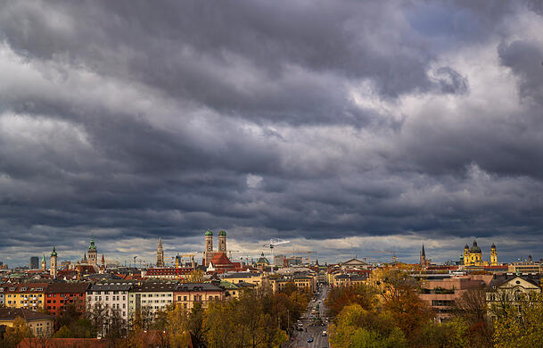 Dunkle Wolken ziehen über die Münchner Skyline. (Symbolbild) Dunkle Wolken ziehen über die Münchner Skyline. (Symbolbild)