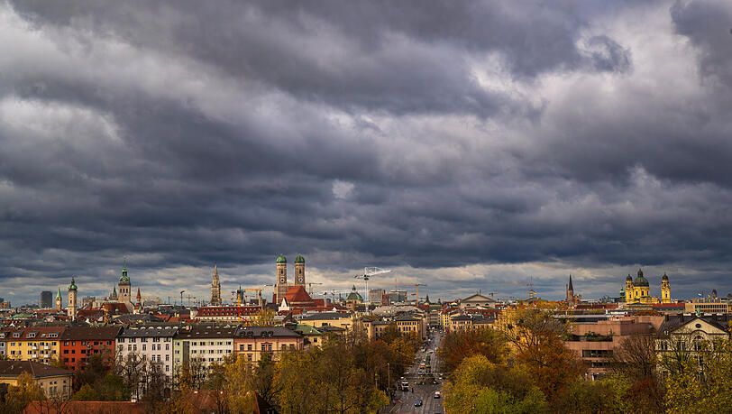 Dunkle Wolken ziehen über die Münchner Skyline. (Symbolbild) Dunkle Wolken ziehen über die Münchner Skyline. (Symbolbild)
