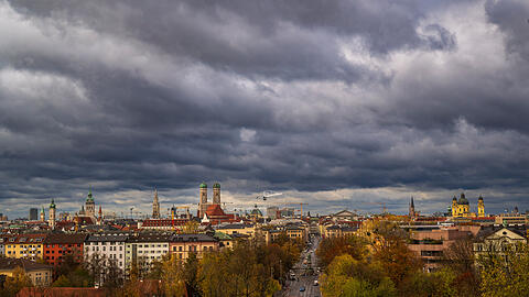 Dunkle Wolken ziehen über die Münchner Skyline. (Symbolbild)