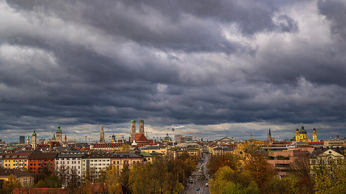 Dunkle Wolken ziehen über die Münchner Skyline. (Symbolbild)