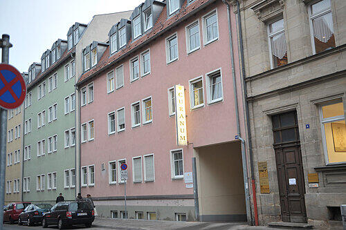 Das skandalumwitterte Pflegeheim &bdquo;Curanum&ldquo; in Fürth. Montagnacht zündete sich dort ein Verwirrter selbst an.