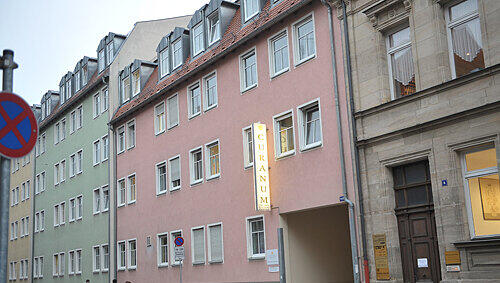 Das skandalumwitterte Pflegeheim „Curanum“ in Fürth. Montagnacht zündete sich dort ein Verwirrter selbst an. Das skandalumwitterte Pflegeheim „Curanum“ in Fürth. Montagnacht zündete sich dort ein Verwirrter selbst an.