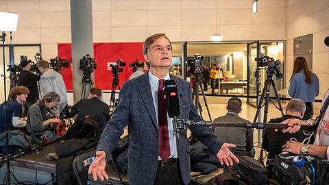 Der Erste Parlamentarische Geschäftsführer der AfD-Fraktion Bernd Baumann kündigt eine mögliche Klage wegen der geplanten Abstimmungen im Bundestag an.