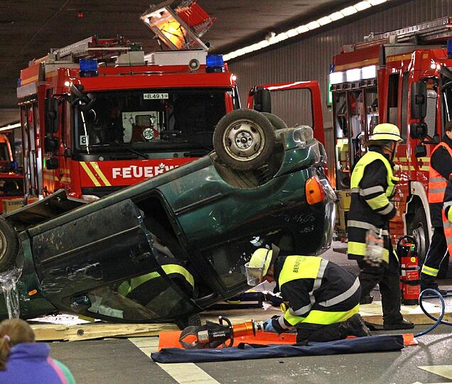 Ein schwerer Autounfall im Tunnel, klaffende Wunden, schreiende Verletzte: Rettungskräfte haben den Ernstfall im Richard-Strauss-Tunnel geprobt. Die AZ war dabei und hat den großen Übungseinsatz verfolgt.