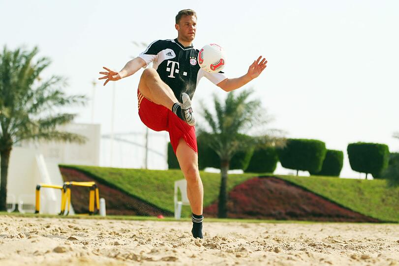 Aber auch der Ball kommt auf Sand zum Einsatz.