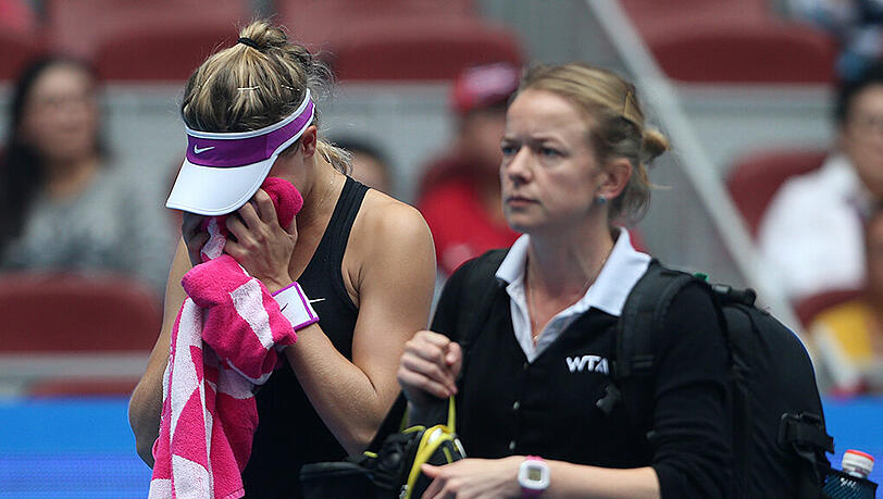 Tränen bei Eugenie Bouchard. Sie musste das Match gegen Andrea Petkovic verletzungsbedingt abbrechen. Tränen bei Eugenie Bouchard. Sie musste das Match gegen Andrea Petkovic verletzungsbedingt abbrechen.