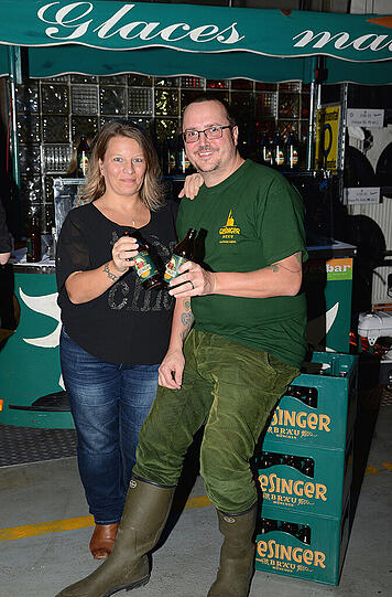 Bier von Giesinger Bräu gab's natürlich auch vor Ort. Hier Brauerei-Chef Steffen Marx mit Begleitung.