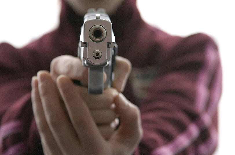 Mit einer Schusswaffe verschanzte sich der junge Mann auf dem Balkon.