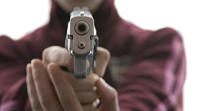 Mit einer Schusswaffe verschanzte sich der junge Mann auf dem Balkon. Mit einer Schusswaffe verschanzte sich der junge Mann auf dem Balkon.