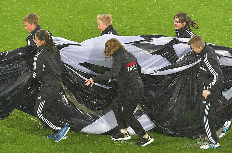 Ein heftiges Unwetter mit Regen und Hagel in Augsburg wurde (fast) zum Spielverderber beim EM-Test zwischen Deutschland und der Slowakei. Die Bilder.