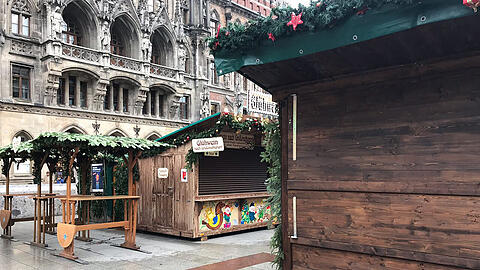 Die Buden am Marienplatz stehen schon - bald kann's losgehen.