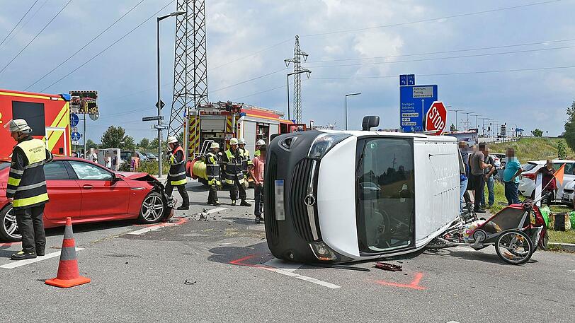 Kleinlaster stürzt beinahe auf Familie mit Kleinkind