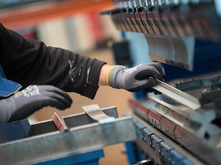 Metallpresse in einer Produktionshalle: In Deutschland würden rund 4,6 Millionen Menschen gerne mehr arbeiten.