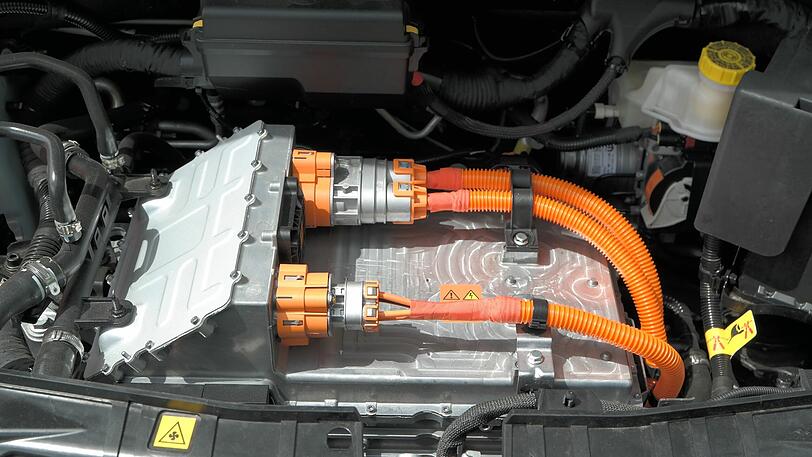 Kabel-Gewirr: Einen Frontkofferraum hat Fiat nicht hingekriegt.