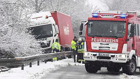 Flughafentangente Ost bei Moosinning: Der Sattelzug landet bei Schneeglätte im Unterholz.