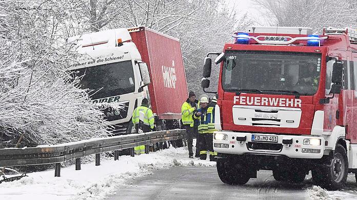 Flughafentangente Ost bei Moosinning: Der Sattelzug landet bei Schneeglätte im Unterholz.