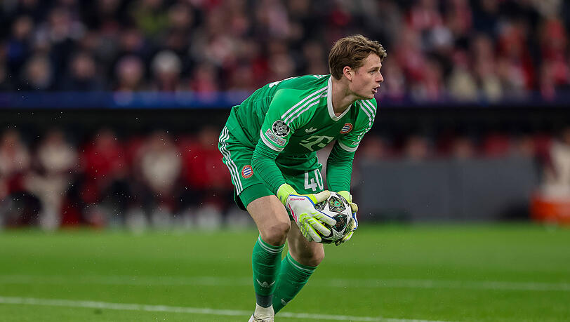 Keeper Jonas Urbig zeigt bisher starke Auftritte im Trikot des FC Bayern.