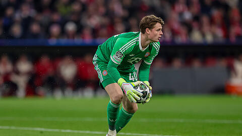 Keeper Jonas Urbig zeigt bisher starke Auftritte im Trikot des FC Bayern.
