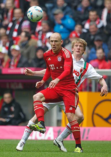 ARJEN ROBBEN: Kam nicht durch gegen die cleveren Augsburger, die ihn auflaufen ließen oder geschickt doppelten. Verwandelbar-genaues Anspiel auf Gomez vor dem 2:1. NOTE: 3