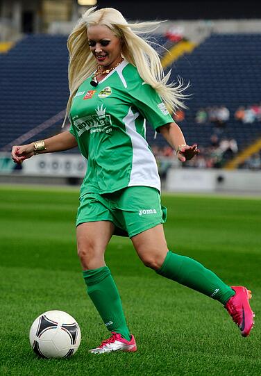 Daniela Katzenberger auf dem Fußballplatz? Das passt bei vielen nicht ins Bild - dennoch machte die Soap-Queen in Frankfurt beim Benefizturnier des Formel 1-Teams "Nazionale Piloti" eine gute Figur am Ball. Mit dabei waren neben den Motorsport-Stars um Michael Schumacher und Sebastian Vettel auch zahlreiche weitere Promis wie Elton, Tim Bendzko, Sven Hannawald, Mark Keller, Birgit Prinz, Giovanni Zarella auf dem Platz unterwegs. Sehen Sie hier die besten Bilder.