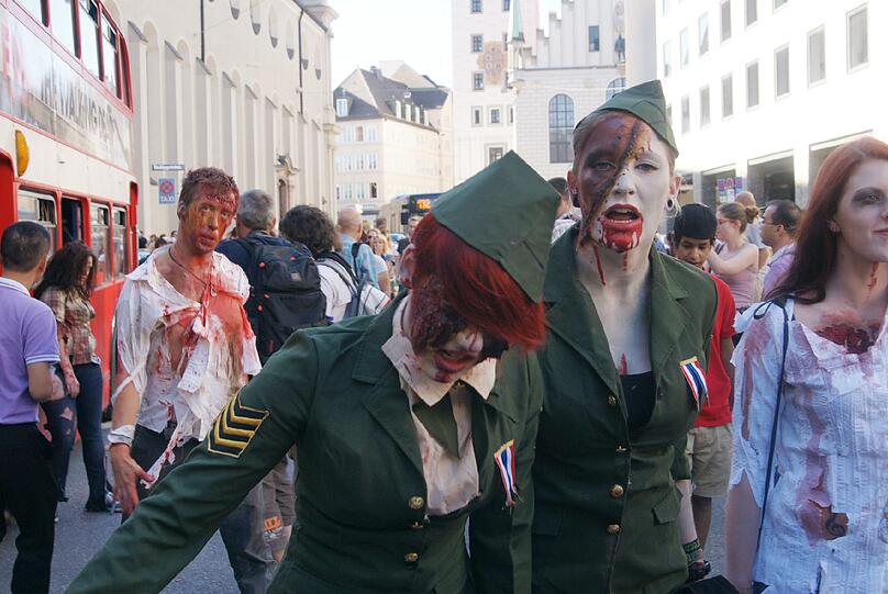 Die neue Staffel von "The Walking Dead" startet demnächst wieder bei FOX. Fans dieser Thriller- Reihe aus aller Welt feiern das auf sehr spekakuläre Art und Weise: Mit einem Zombiewalk. Übel zugerichtet und mit Kunstblut übersät erschrecken gut 700 Fans die Münchner am Karlsplatz Stachus. Die schrägsten Bilder.