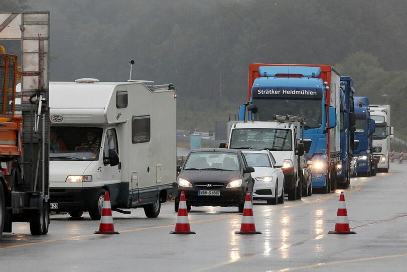 Schrecklicher Unfall bei Itzehoe: Ein überfüllter Audi rast in den Gegenverkehr. Zwei Menschen, darunter ein Kind, sterben bei dem Frontalcrash. Die Bilder von der Unfallstelle.