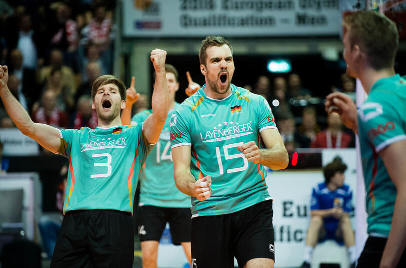 Sebastian Schwarz und Tim Broshog jubeln nach einem Punktgewinn gegen Polen.