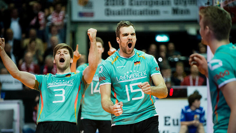 Sebastian Schwarz und Tim Broshog jubeln nach einem Punktgewinn gegen Polen. Sebastian Schwarz und Tim Broshog jubeln nach einem Punktgewinn gegen Polen.