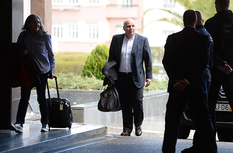 Er ist wieder mit dabei: Uli Hoeneß bei der Ankunft in Lissabon vor dem Viertelfinal-Rückspiel in der Champions League gegen Benfica. Links: Hoeneß' Ehefrau Susi.
