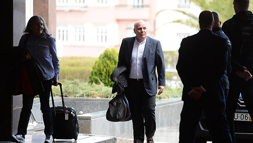 Er ist wieder mit dabei: Uli Hoeneß bei der Ankunft in Lissabon vor dem Viertelfinal-Rückspiel in der Champions League gegen Benfica. Links: Hoeneß' Ehefrau Susi. Er ist wieder mit dabei: Uli Hoeneß bei der Ankunft in Lissabon vor dem Viertelfinal-Rückspiel in der Champions League gegen Benfica. Links: Hoeneß' Ehefrau Susi.