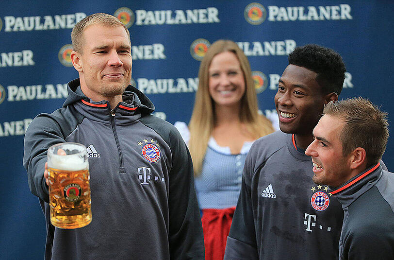 Gute Laune bei Holger Badstuber, David Alaba und Philipp Lahm (v.l.) beim Maßkrugstemmen.