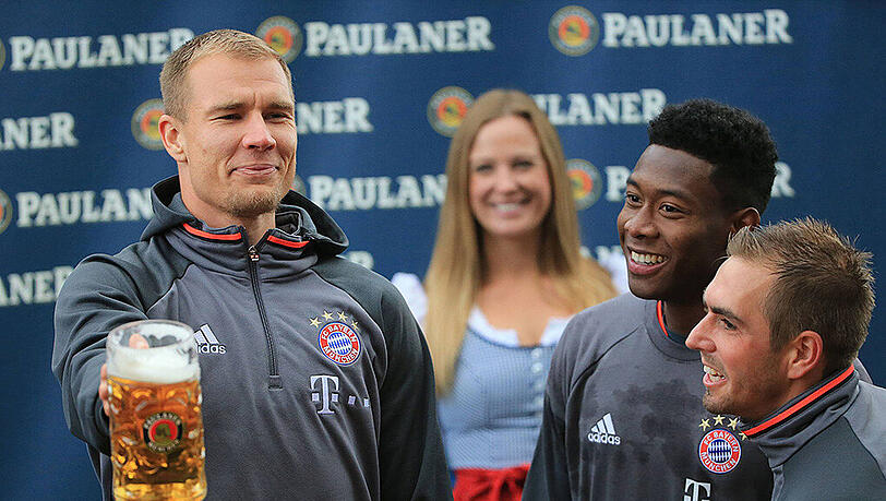 Gute Laune bei Holger Badstuber, David Alaba und Philipp Lahm (v.l.) beim Maßkrugstemmen. Gute Laune bei Holger Badstuber, David Alaba und Philipp Lahm (v.l.) beim Maßkrugstemmen.