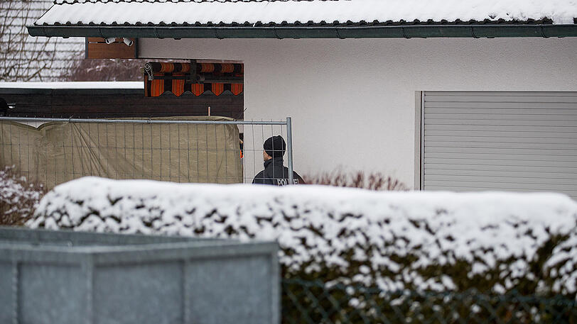 Einsatzkräfte der Polizei am Anwesen der vermissten Ehepaars in Schnaittach.