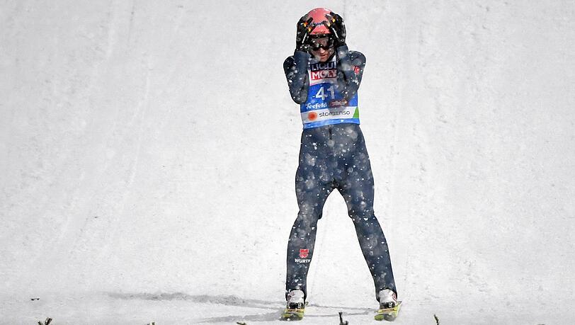 Er kann es selbst kaum fassen: Wind und Schneefall lassen Karl Geiger in Durchgang zwei keine Chance. Er kann es selbst kaum fassen: Wind und Schneefall lassen Karl Geiger in Durchgang zwei keine Chance.