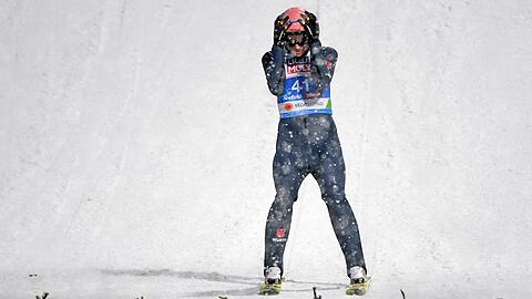 Er kann es selbst kaum fassen: Wind und Schneefall lassen Karl Geiger in Durchgang zwei keine Chance.