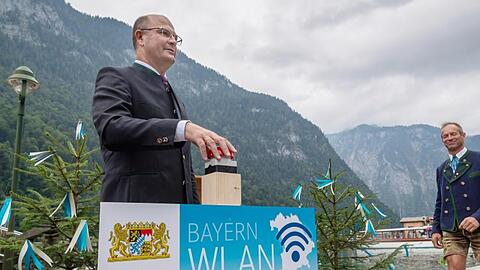 Albert Füracker (l, CSU), Staatsminister der Finanzen, Landentwicklung und Heimat. Foto: Peter Kneffel/Archivbild