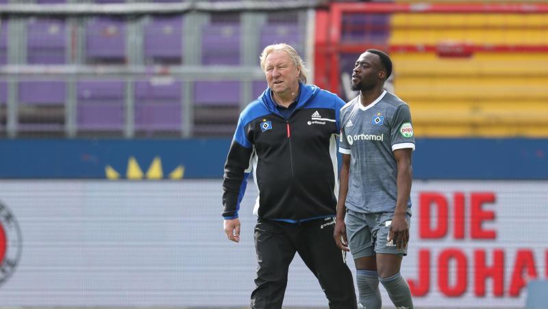 HSV-Trainer Horst Hrubesch (l) tröstet Khaled Narey nach Spielende. Die Hamburger haben den Aufstieg erneut verpasst.