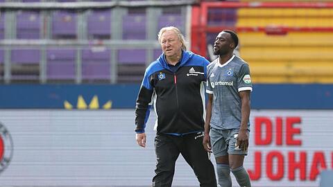 HSV-Trainer Horst Hrubesch (l) tröstet Khaled Narey nach Spielende. Die Hamburger haben den Aufstieg erneut verpasst.