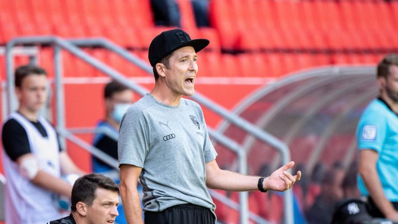 Trainer Roberto Pätzold (M) von Ingolstadt gestikuliert am Spielfeldrand.