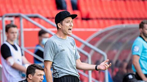 Trainer Roberto Pätzold (M) von Ingolstadt gestikuliert am Spielfeldrand.