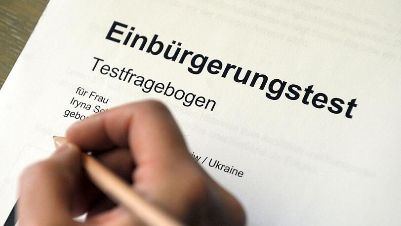 Erfolgreich absolvierte Sprachtests werden nicht nur für die Einbürgerung verlangt, sondern in vielen Fällen auch für den Familiennachzug. (Symbolbild)