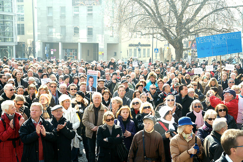 In München haben sich laut Veranstalter 500 Menschen eingefunden, die Polizei spricht von 300 Demonstranten.