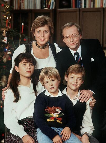 Mit der Erstausstrahlung am 8. Dezember 1985 begann die Geschichte der längsten deutschen Soap: die Lindenstrasse (bisher 1375 Folgen).