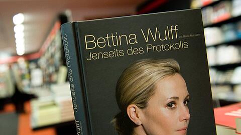 Ein Exemplar des Buchs "Bettina Wulff - Jenseits des Protokolls" der Frau des ehemaligen Bundespraesidenten Christian Wulff.