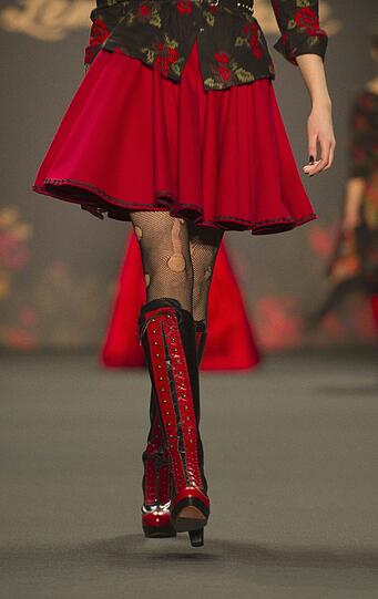 Eigenwillige Trends präsentiert das Label Lena Hoschek auf einer Modenschau im Zelt auf der Strasse des 17. Juni in Berlin zur Fashion Week.