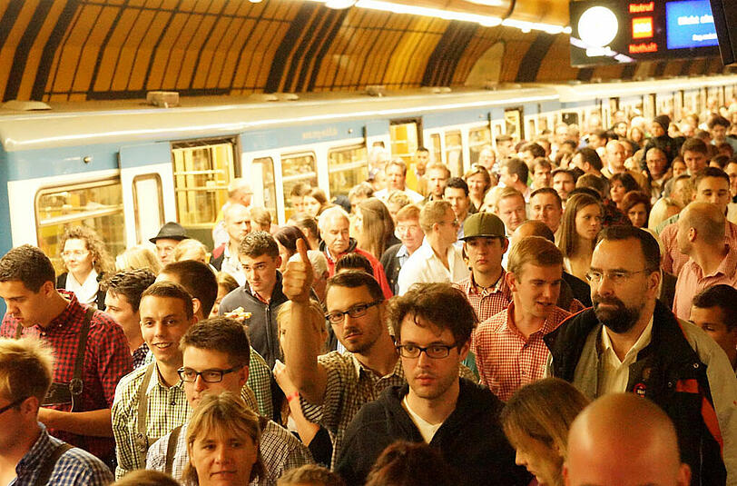 Alles drängt auf die Wiesn und in die Zelte. Die Bilder vom großen Ansturm aufs Oktoberfest am Freitag.