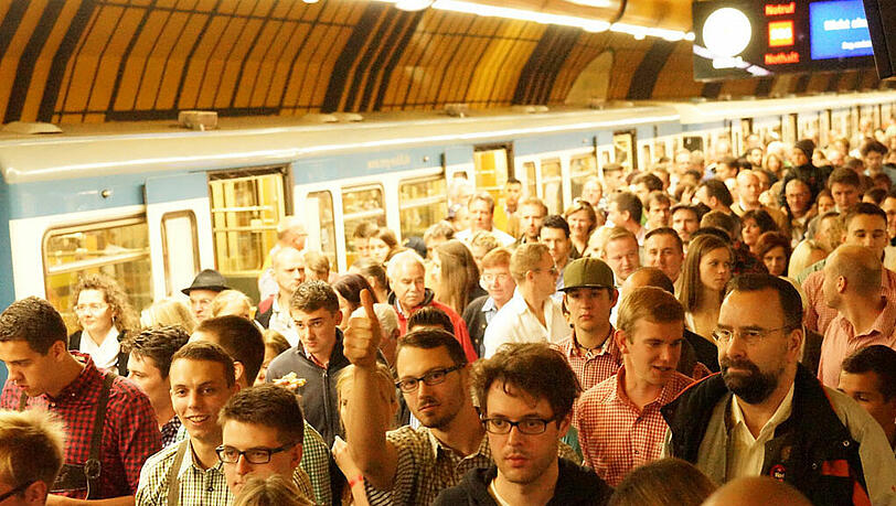 Alles drängt auf die Wiesn und in die Zelte. Die Bilder vom großen Ansturm aufs Oktoberfest am Freitag. Alles drängt auf die Wiesn und in die Zelte. Die Bilder vom großen Ansturm aufs Oktoberfest am Freitag.